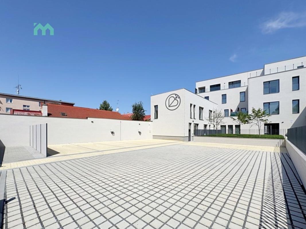 Pronájem bytu 2+kk 81 m² — fotografie 1